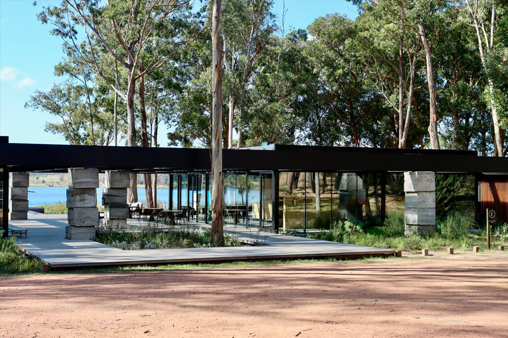 Clubhouse de Reserva Montoya con pérgola de lapacho y vista a la laguna
