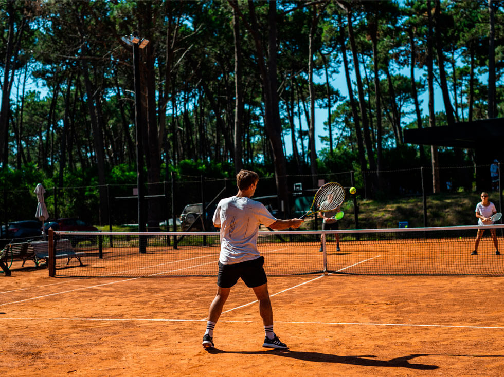 Canchas de tenis de polvo de ladrillo en uso