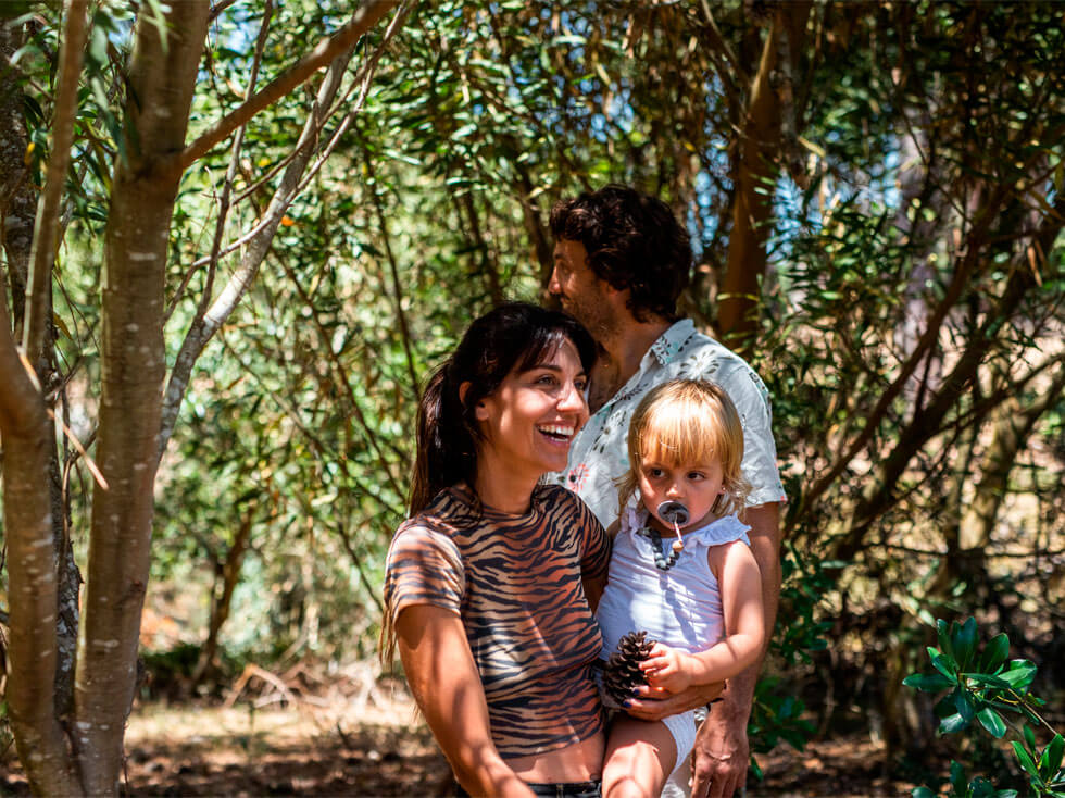 Familia caminando por el bosque de Reserva Montoya